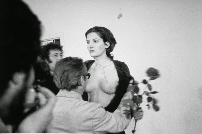 http://1.bp.blogspot.com/-U6MFhgdlAwE/U5mOXP-qqZI/AAAAAAAAAIg/dYBYFNM0xCs/s1600/MuseoMagazine-MarinaAbramovic-Rhythm0-1974_2_800.jpg
